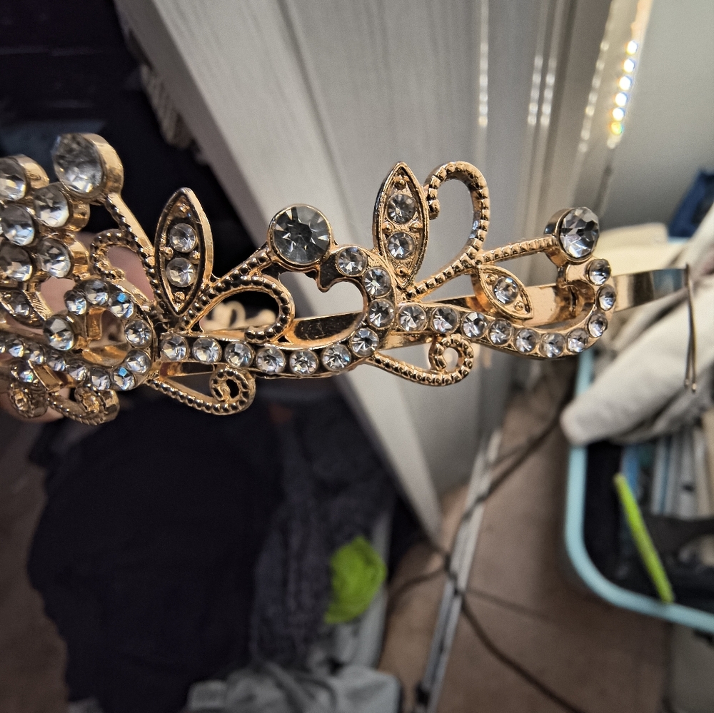3/20$*Elegant Gold Tiara - Picture 5 of 8
